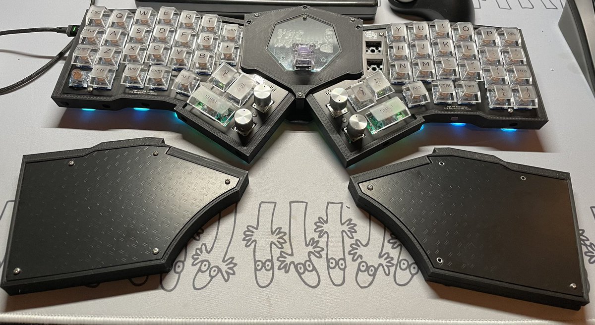 Eromisu's tweet photo. 細部の微調整はまだだけれど、一応形に出来た!
The End Custom_mode-butterfly
一体型版のThe End Custom
合体変形します!(パームレスト
羽ばたきます!(角度調節
光ります!(アンダーグロウ
飾れます!(キースイッチとキーキャップ
わりとまんぞく。
#自作キーボード #TheEndCustom #俺キー https://t.co/YAMwCdcovm