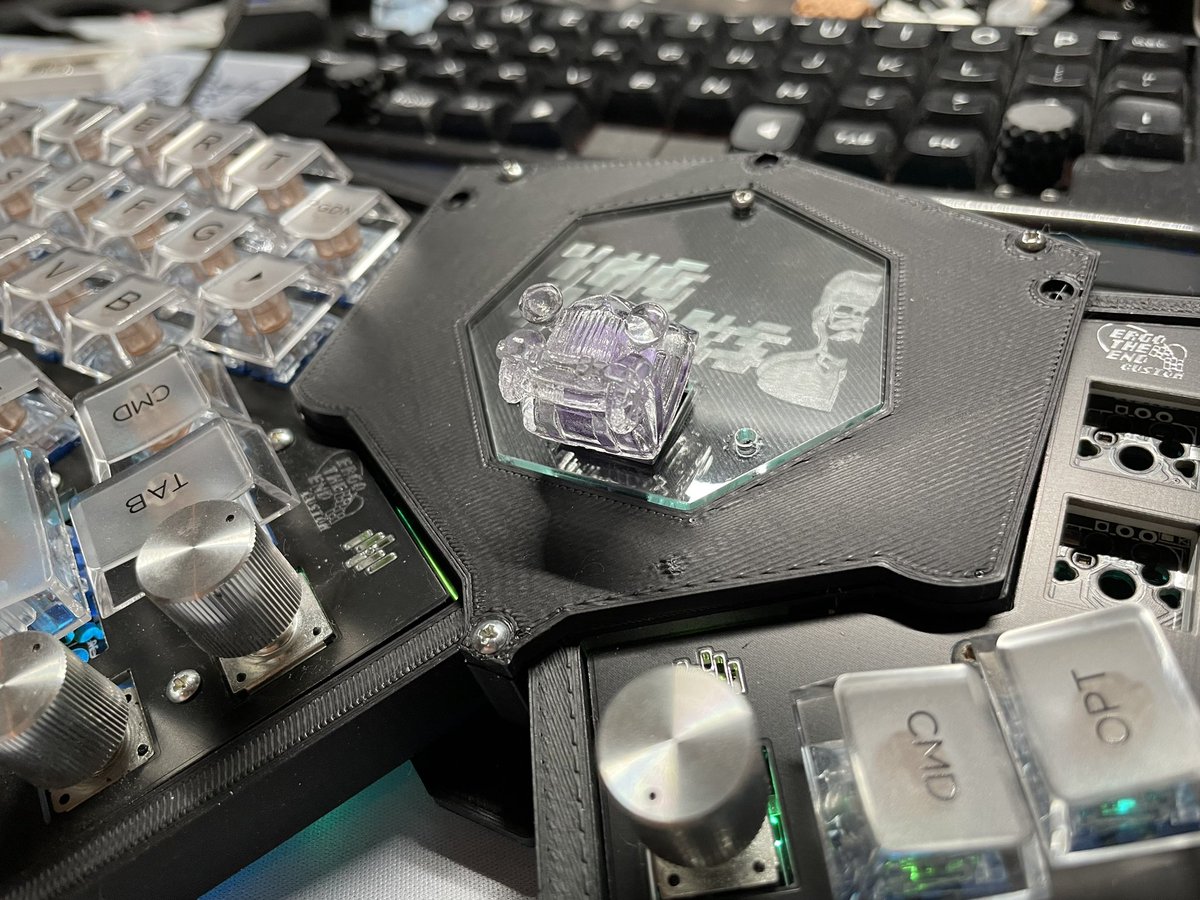 Eromisu's tweet photo. 細部の微調整はまだだけれど、一応形に出来た!
The End Custom_mode-butterfly
一体型版のThe End Custom
合体変形します!(パームレスト
羽ばたきます!(角度調節
光ります!(アンダーグロウ
飾れます!(キースイッチとキーキャップ
わりとまんぞく。
#自作キーボード #TheEndCustom #俺キー https://t.co/YAMwCdcovm