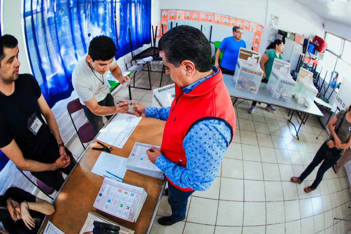 TonyRodriguezMX's tweet photo. Muy contento de salir, acompañado de mi familia a cumplir con nuestro derecho y obligación ciudadana. Hagamos de ésta una fiesta democrática, ordenada y organizada, con una participación entusiasta. https://t.co/61jFK6o8kV