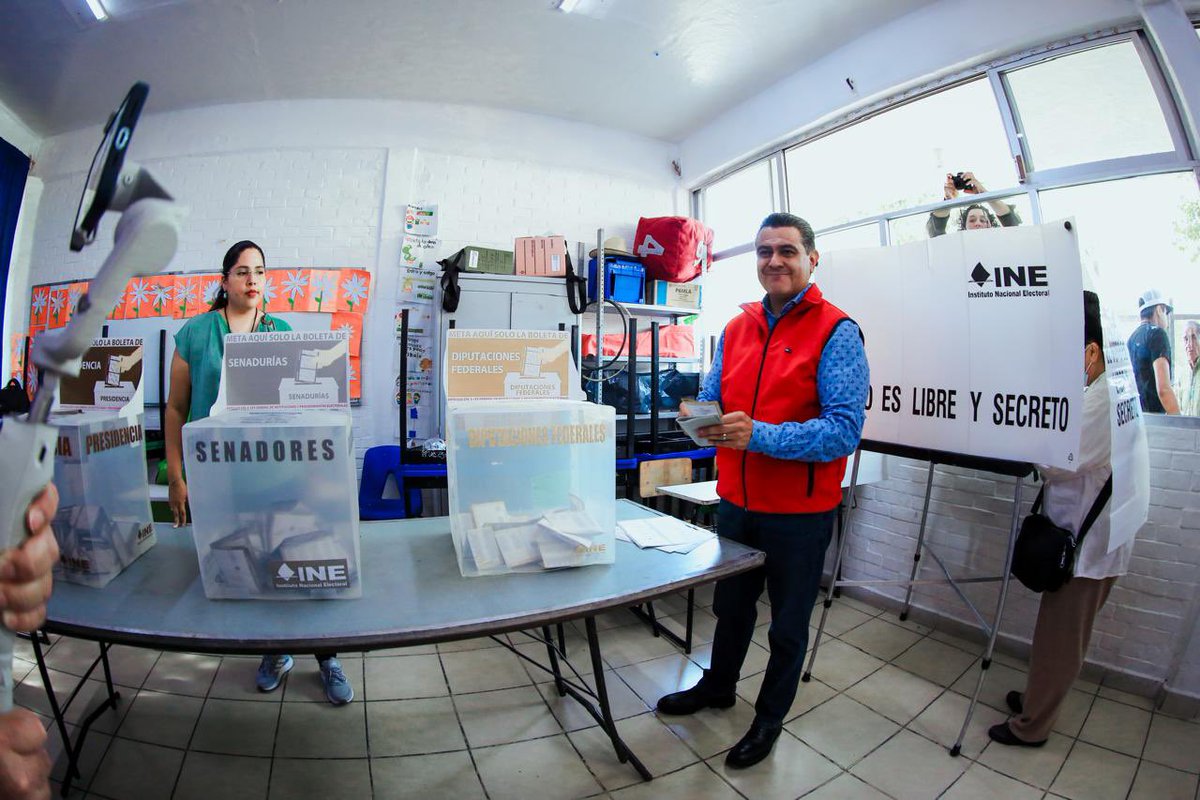 TonyRodriguezMX's tweet photo. Muy contento de salir, acompañado de mi familia a cumplir con nuestro derecho y obligación ciudadana. Hagamos de ésta una fiesta democrática, ordenada y organizada, con una participación entusiasta. https://t.co/61jFK6o8kV