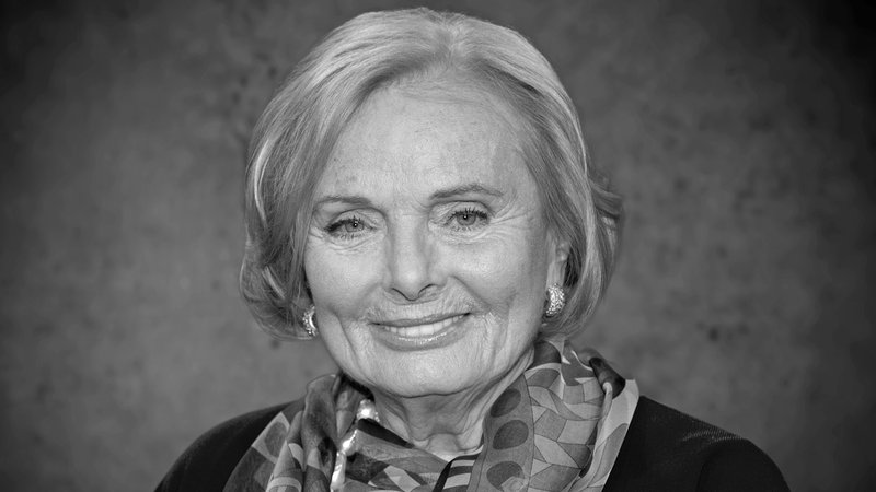 Servus Spatzl. Schauspielerin Ruth Maria Kubitschek ist im Alter von 92 Jahren gestorben. Aus diesem Anlass ändert das BR Fernsehen sein Programm und zeigt heute um 22.30 Uhr die Auftaktfolge von „Monaco Franze“.