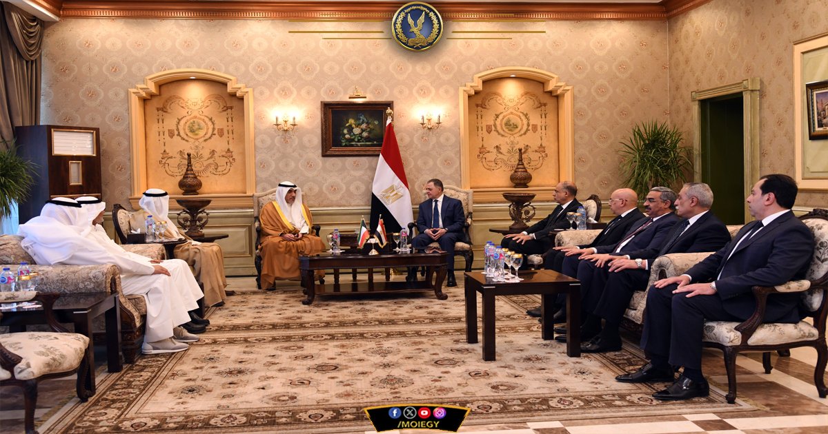 moiegy's tweet photo. إستقبل السيد/ محمود توفيق #وزير_الداخلية ، معالى الشيخ / فهد يوسف الصباح - النائب الأول لرئيس #مجلس_الوزراء_وزير_الدفاع_والداخلية بدولة #الكويت ، والوفد المُرافق لسيادته خلال زيارته الرسمية لجمهورية مصر العربية .

وقد إستعرض الجانبان خلال اللقاء أوجه التعاون بين وزارتى الداخلية فى البلدين وأساليب تعزيزها ، بالإضافة لآخر المُستجدات فى القضايا الأمنية ذات الإهتمام المُشترك .

حيث أعرب الوزير الضيف عن أن زيارته تأتى فى إطار العلاقات الوثيقة بين البلدين الشقيقين مؤكداً إهتمام بلاده بتعزيز آليات التعاون وتبادل الخبرات مع الأجهزة الأمنية المصرية للإستفادة من القدرات التدريبية فى مُختلف مجالات العمل الأمنى .

ومن جانبه أعرب السيد / محمود توفيق - وزير الداخلية عن ترحيبه بالنائب الأول لرئيس مجلس الوزراء وزير الدفاع والداخلية بدولة الكويت ، مؤكداً حرص وزارة الداخلية على توطيد أواصر التعاون مع أجهزة الأمن بدولة الكويت الشقيقة فى ضوء العلاقات التاريخية التى تربط البلدين ، مُشيراً إلى حتمية تضافر الجهود لمُحاصرة وتقويض كافة الظواهر السلبية الناجمة عن  الجرائم المُنظمة والإلكترونية بمُختلف أشكالها فى ظل المُتغيرات والتطورات على الساحتين الإقليمية والدولية .