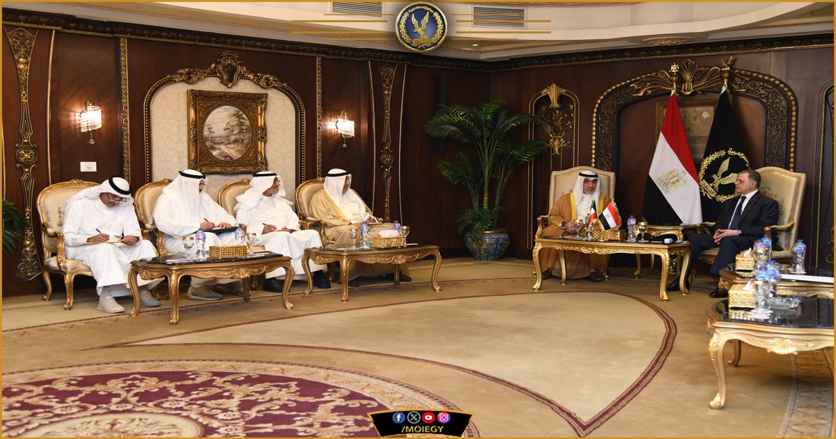 moiegy's tweet photo. إستقبل السيد/ محمود توفيق #وزير_الداخلية ، معالى الشيخ / فهد يوسف الصباح - النائب الأول لرئيس #مجلس_الوزراء_وزير_الدفاع_والداخلية بدولة #الكويت ، والوفد المُرافق لسيادته خلال زيارته الرسمية لجمهورية مصر العربية .

وقد إستعرض الجانبان خلال اللقاء أوجه التعاون بين وزارتى الداخلية فى البلدين وأساليب تعزيزها ، بالإضافة لآخر المُستجدات فى القضايا الأمنية ذات الإهتمام المُشترك .

حيث أعرب الوزير الضيف عن أن زيارته تأتى فى إطار العلاقات الوثيقة بين البلدين الشقيقين مؤكداً إهتمام بلاده بتعزيز آليات التعاون وتبادل الخبرات مع الأجهزة الأمنية المصرية للإستفادة من القدرات التدريبية فى مُختلف مجالات العمل الأمنى .

ومن جانبه أعرب السيد / محمود توفيق - وزير الداخلية عن ترحيبه بالنائب الأول لرئيس مجلس الوزراء وزير الدفاع والداخلية بدولة الكويت ، مؤكداً حرص وزارة الداخلية على توطيد أواصر التعاون مع أجهزة الأمن بدولة الكويت الشقيقة فى ضوء العلاقات التاريخية التى تربط البلدين ، مُشيراً إلى حتمية تضافر الجهود لمُحاصرة وتقويض كافة الظواهر السلبية الناجمة عن  الجرائم المُنظمة والإلكترونية بمُختلف أشكالها فى ظل المُتغيرات والتطورات على الساحتين الإقليمية والدولية .