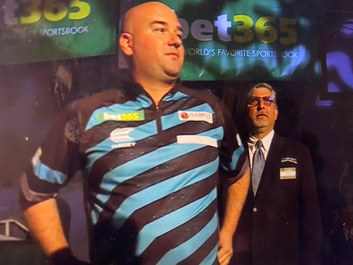 piesportsbooze's tweet photo. Still not convinced that's not Gary Anderson on security 😂 https://t.co/xcAlnF7SZE