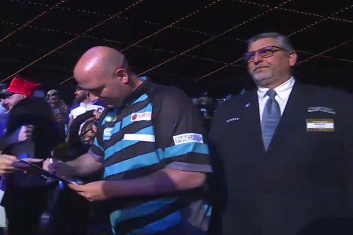 piesportsbooze's tweet photo. Still not convinced that's not Gary Anderson on security 😂 https://t.co/xcAlnF7SZE