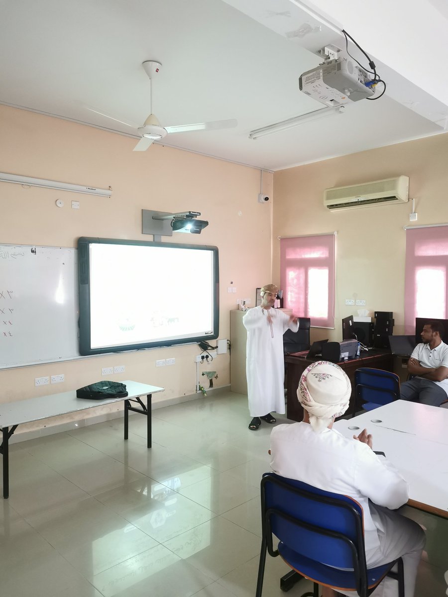 قدم أ.عبدالحكيم الخروصي مشغل بعنوان(فكرة خارج الصندوق)تناول فيه دوافع وآلية التفكير خارج الصندوق،مؤكداً أن الفكرة هي رأس المال الحقيقي الذي يجعل الإنسان مبدعاً
ثم ذكر تحديات يواجهها كل مبدع ثم تمارين مختلفة للتغلب عليها
وأخيراً قدم نماذج إيجابية لأشخاص غيروا العالم بأفكار مبتكرة.