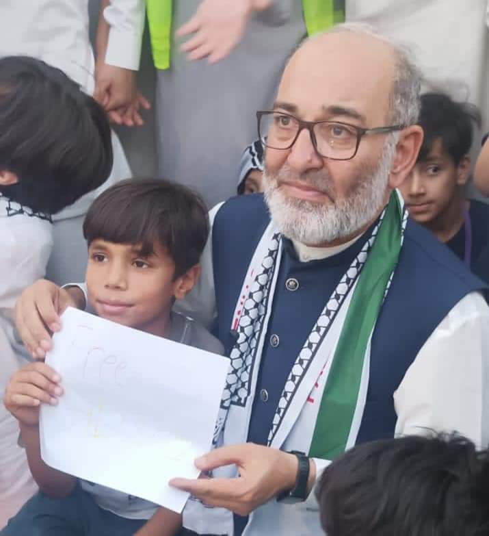 سیو غزہ کے زیر اہتمام رفح آپریشن بند کراؤ، غزہ بچاؤ دھرنے کے 21ویں روز غزہ میں شہید 15ہزار بچوں کے ناموں کی طویل ترین بینر کی نمائش کی گئی۔ اس موقع پر دھرنے میں شریک بچوں نے وزیر اعظم @PakPMO شہباز شریف @CMShehbaz کو خطوط لکھے کہ وہ 15ہزار بچوں کی شہادت پر ایکشن لیں اور 17ہزار