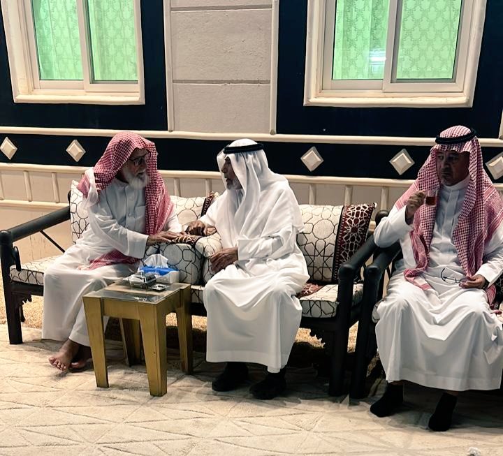 DrHuzam's tweet photo. #اليوم_العالمي_للوالدين
والدي يستقبل صديقه العزيز/ ناصر بن سيف بن جاسر السبيعي وابناءه واحفاده .. حيث يظهر في الصورة ابنه عبدالله.

والذين قدموا من الحاير للسلام عليه .. شرفتونا الله يحفظكم ويسلمكم. https://t.co/80zLqTeq6L