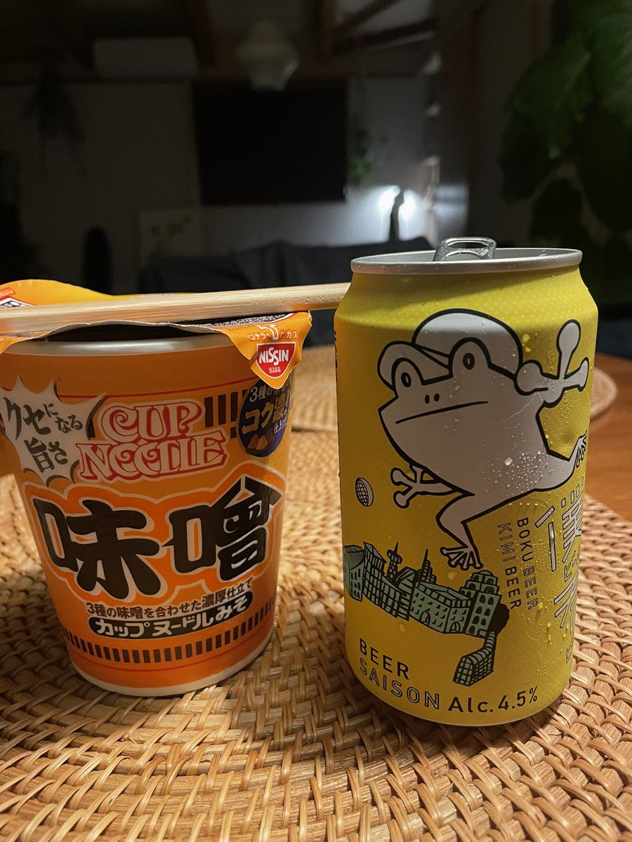 kosamiya's tweet photo. 深夜1時に背徳感！欲すwww
アロハトーキョーを終えて、真っ暗な我が町、和歌山cityに辿り着いた。静かな夜も悪くないな〜と思える歳になりました。
#ほんのちょっとだけねw #缶のまま飲んじゃおう #ちょいピリ辛でつまみになる #カップラ #あかしさんの呑み方 #リスペクト https://t.co/5VrBd5wNr4