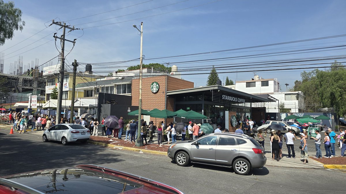 RCNMexico's tweet photo. La fila no es para el café, es para votar #INEMéxico 

Ponte abusado!!!!! https://t.co/Fp0r8dNURl