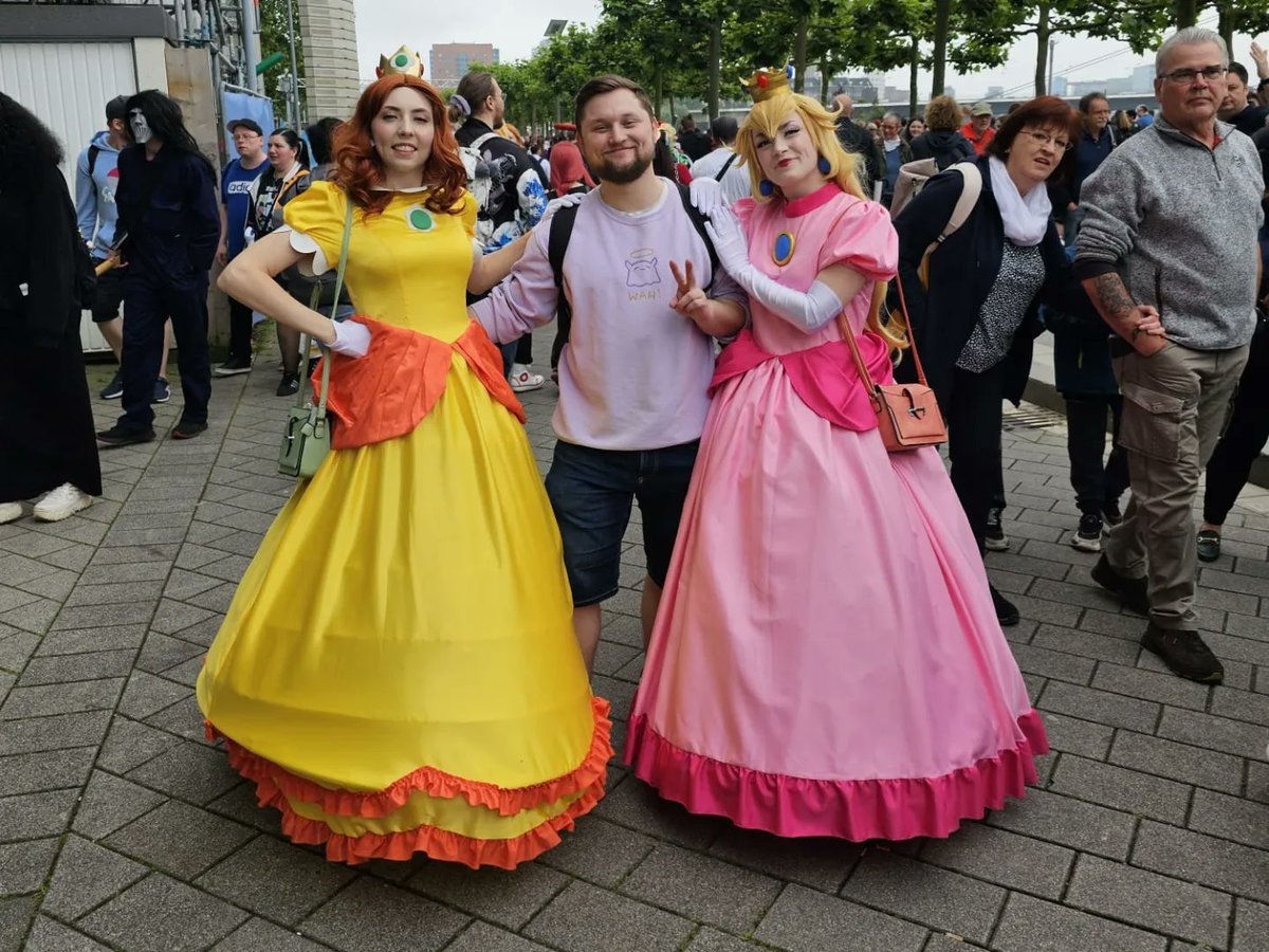 Roughruffi's tweet photo. Ja Leute der Japantag 2024 war schon nice bis auf den Regen! Hoffentlich sieht man jemanden aus der Community auf der nächsten Convention 😍 Highlight war die Shylily Cosplayerin Pog🤣
War jemand von euch auch dort?
#japantag #anime #Cosplay #cosplayer #Genshin https://t.co/i236W0uI1U
