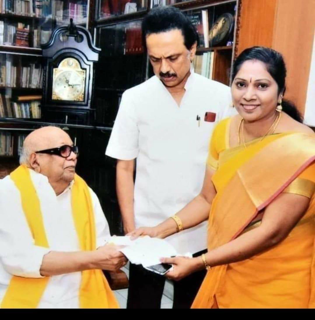 GeethaAnandan5's tweet photo. நூற்றண்டு கடந்து வரலாறாய் வாழும் தமிழின தலைவர் அவர்களின் புகழ் ஓங்குக…🖤❤️
#கலைஞர்100 https://t.co/VdjSwVvAIy