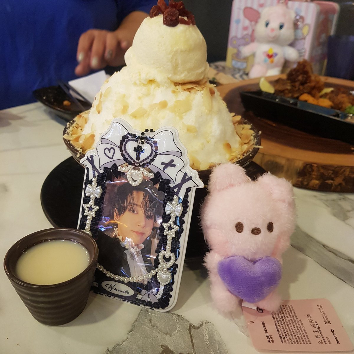 kalcth's tweet photo. ถ้านึกถึงไก่ทอด แล้วก็อาหารเกาหลีอร่อยๆ จานใหญ่เบิ้ม ก็ต้องที่ @Chibing_TH เลย แถมยังนั่งได้ยาวๆเม้ามอยกับเพื่อนได้แบบยาวๆเพราะร้านปิดดึก ตอนนี้มีกอว #RightPlaceWrongPerson ของนัมจุนแจกด้วยนะทุกคน มากันเยอะๆ เดิยทางสะดวกมากๆ MRT สุทธิสาร ทางออก 4 นี่เอง https://t.co/D6yoUZhJIy