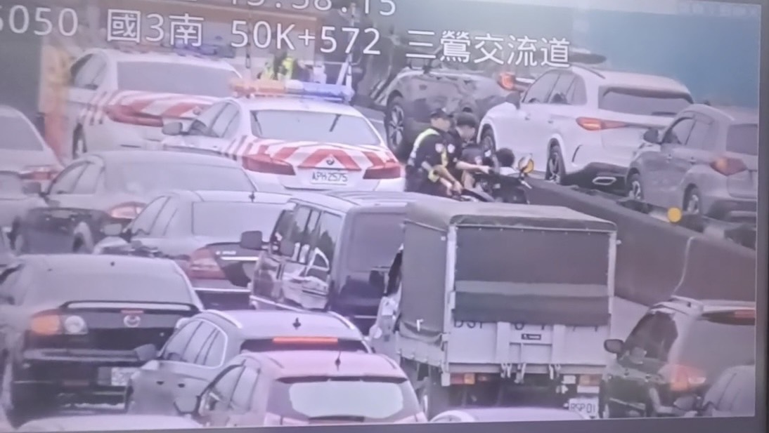 zhe_wang71411's tweet image. 機車闖國道3號行駛27公里
警方「以車擋車」攔停
#機車
new-reporter.com/news/248042