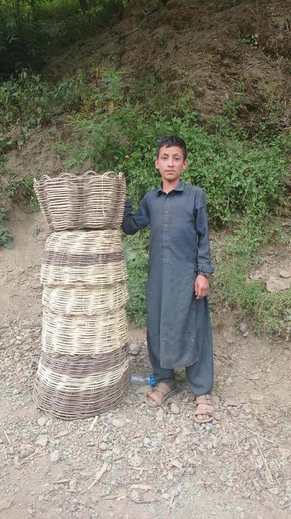 UMCA1987's tweet photo. A boy is selling hand made wooden baskets  in a mountainous area of #kunar province in #Afghanistan .
#Pakistan #japan #CanadaLife https://t.co/4iBJCUQf4s