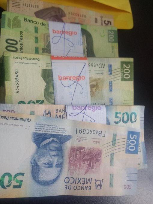 Mezsier's tweet photo. Este sujeto se encuentra comprando votos por el mercado de abastos rt rt rt https://t.co/4RC0m5Ijso