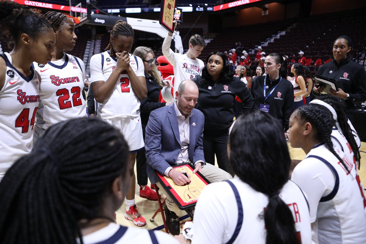 Wishing a big happy birthday to our Head Coach <a href="/SJUCoachT/">Joe Tartamella</a> 🎂🎉