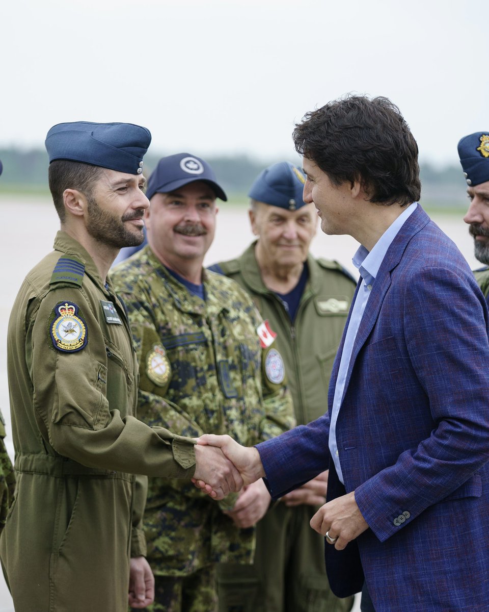 Justin Trudeau (@justintrudeau) on Twitter photo To the women and men of the <a href="/CanadianForces/">Canadian Armed Forces</a> who answer the call to serve — and to their families who serve and sacrifice alongside them: thank you. To the women and men of the <a href="/CanadianForces/">Canadian Armed Forces</a> who answer the call to serve — and to their families who serve and sacrifice alongside them: thank you.