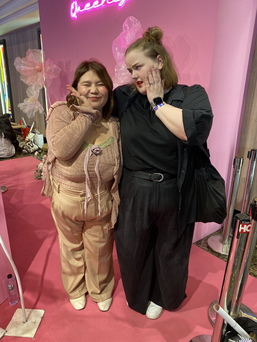 eleanor_orchard's tweet photo. Dear @QueenBee_Puttha,
Everytime we meet I become more and more obsessed with you. Love you, you gorgeous, talented, stunning woman! 💕#beyourluve #queenly #BUILDLETSGROWTHREEGETHER https://t.co/23Y37LRPrt