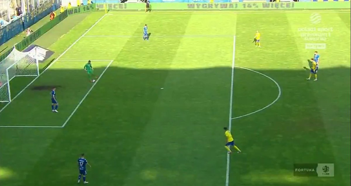 kamil_rmcf's tweet image. 1. screen - bramkarz Motoru jeszcze nie podszedł do piłki a zawodnik Arki już miał nogę na linii.
2. screen - bramkarz Motoru dopiero zamierza zagrać piłkę a Arkowiec już ma stopę dalej i jest 1/3 ciała w polu karnym.
3. screen - moment zagrania piłki przez bramkarza 
#ARKMOT