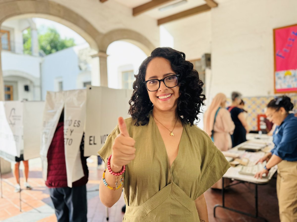 Gabyosoriohdz's tweet photo. Con mucha alegría vine a votar y ejercer mi derecho. 🗳️ 

Hoy todas y todos tenemos la oportunidad de escribir la historia en esta fiesta electoral, participa porque viene lo mejor para nuestro país, ciudad y alcaldía.  
No vendas tu voto #Tlalpan. https://t.co/9gHewdnNJ1