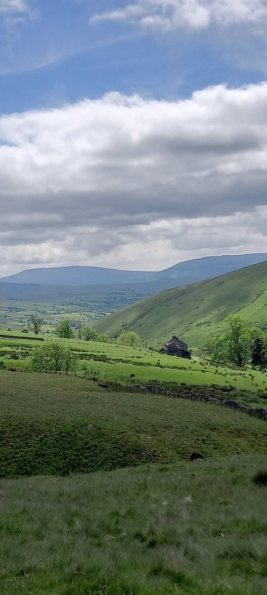 Steve72Outdoors's tweet photo. A few more from today's walk in the #Howgills . Came across this place called 'Mountain View' . I can only imagine what it must have been like leave here in its day . Stunning location . #Dales30Challenge #Getoutthere #GetOutside #HowgillFells https://t.co/QBrYq5zRlS