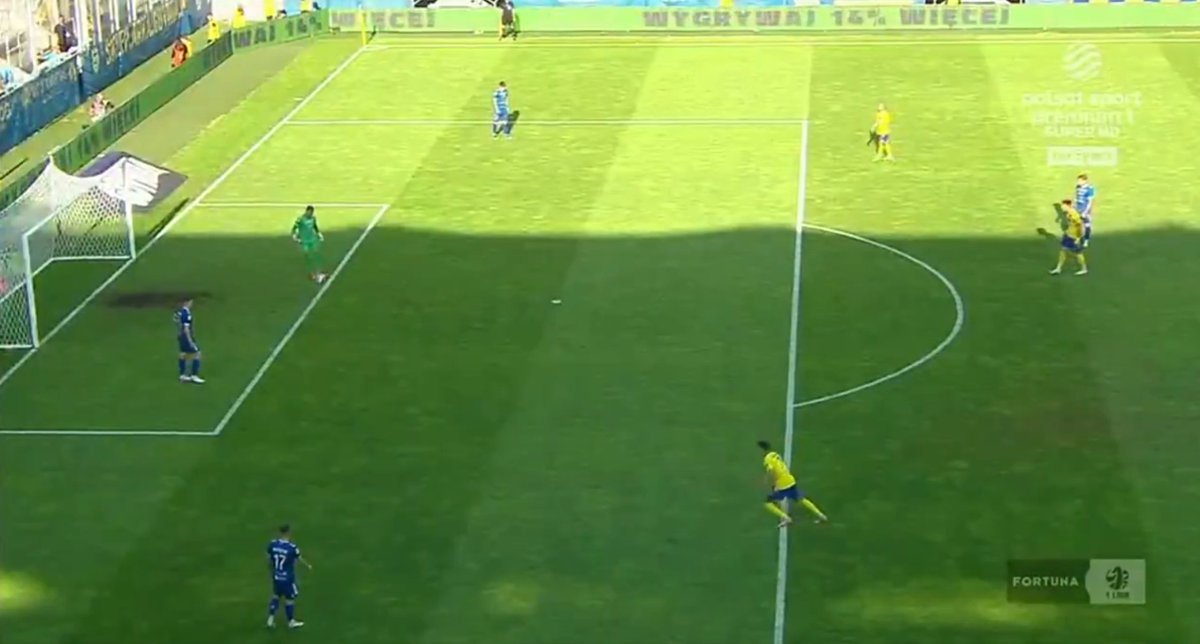 kamil_rmcf's tweet image. 1. screen - bramkarz Motoru jeszcze nie podszedł do piłki a zawodnik Arki już miał nogę na linii.
2. screen - bramkarz Motoru dopiero zamierza zagrać piłkę a Arkowiec już ma stopę dalej i jest 1/3 ciała w polu karnym.
3. screen - moment zagrania piłki przez bramkarza 
#ARKMOT