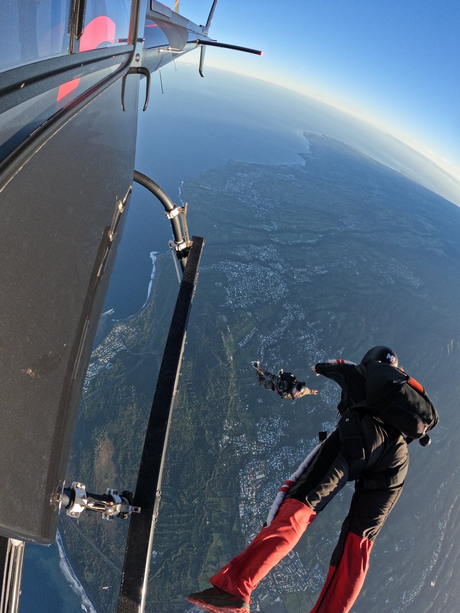 FLY974pointcom's tweet photo. La photo du jour #parachutisme #skydive #gotoreunion #gopro #goprochallenge #goprophotography #ileintense #runhélico https://t.co/q15uGc82v1