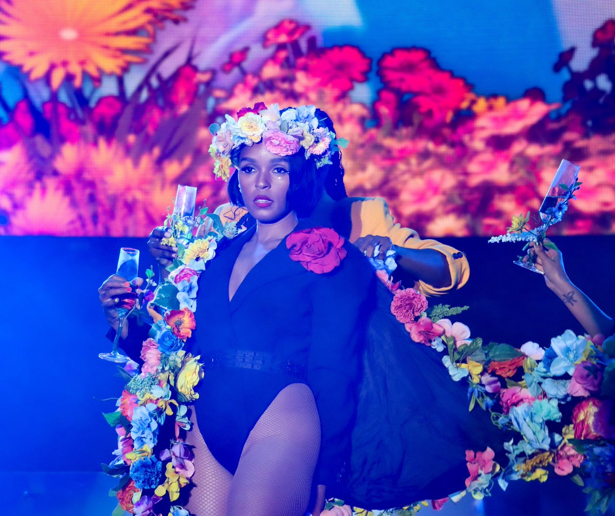 It was a Champagne kinda night with <a href="/JanelleMonae/">Janelle Monáe👽🚆🤖🚀🪐</a> <a href="/WeAre_OUTLOUD/">OUTLOUD</a> #weareoutloud #pride #pridemonth