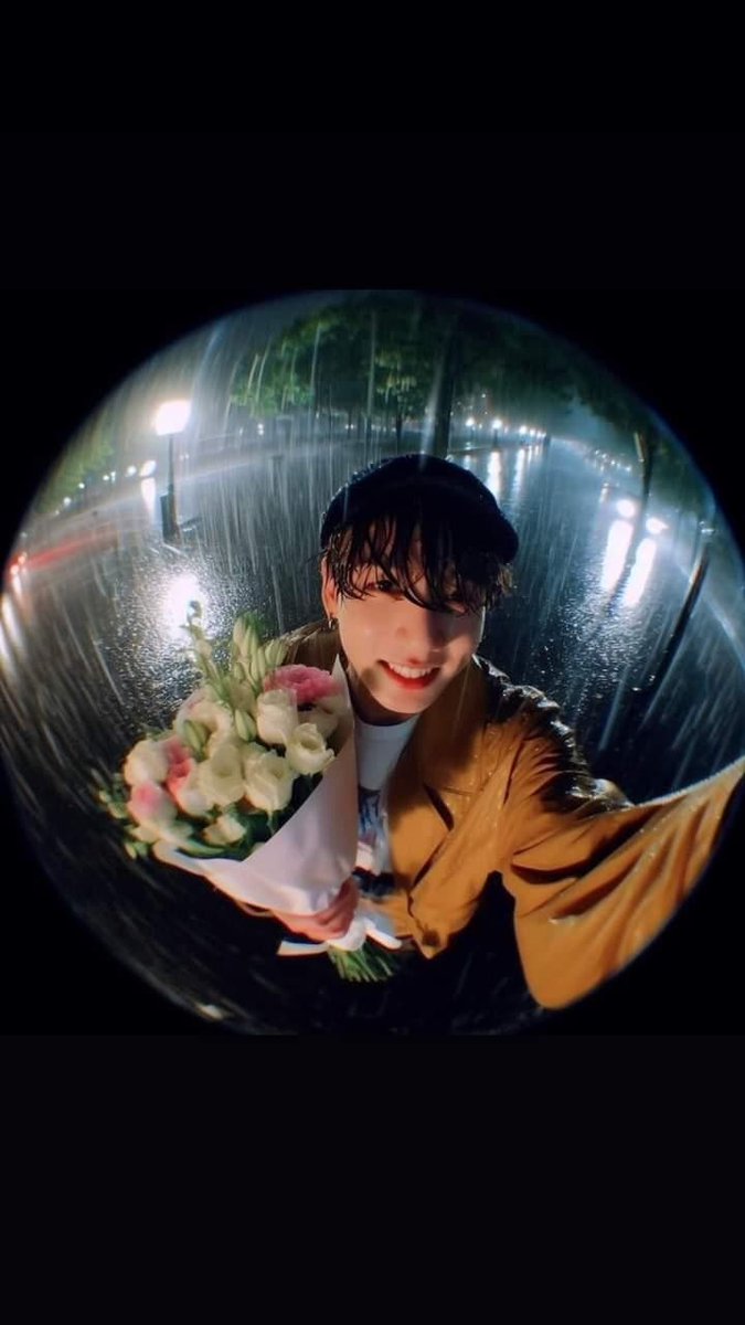 Представьте, к вас кто-то стучится, вы сонные встаёте и идёте посмотреть кто нарушил ваш покой, а в глазку вы видите это, какая ваша реакция?

Меня б услышали в Китае 🤭