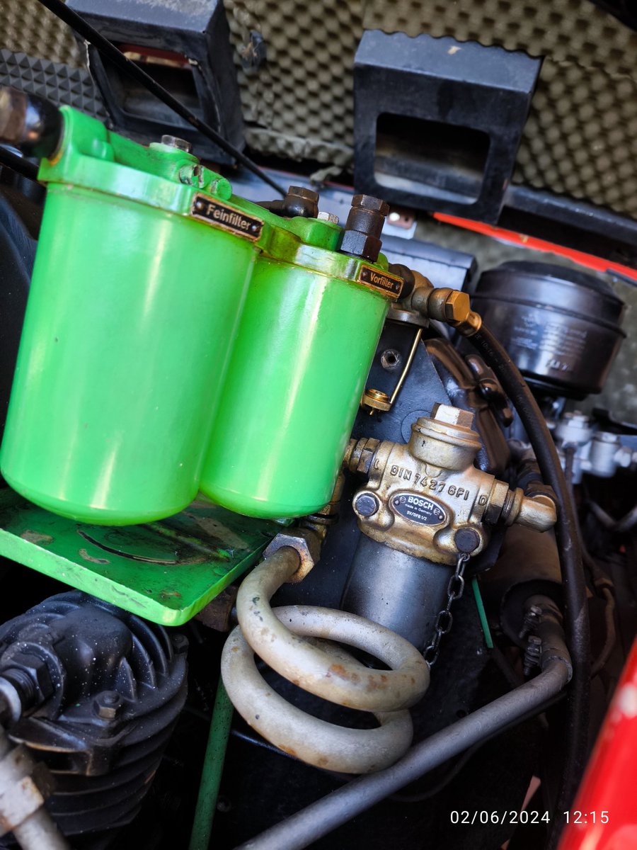 MarinoPatxi's tweet photo. Mientras terminó de montar el depósito de combustible del #MagirusDeutz #LF16 @Berliner_Fw  y además aprovechando para hacer un cambio de aceite, la peque va aprendiendo el oficio.... 
Futuras #Bomberas 
Futuras #Lideres
Todo listo para las rutas por el #Deza https://t.co/vmqRCbFCTE