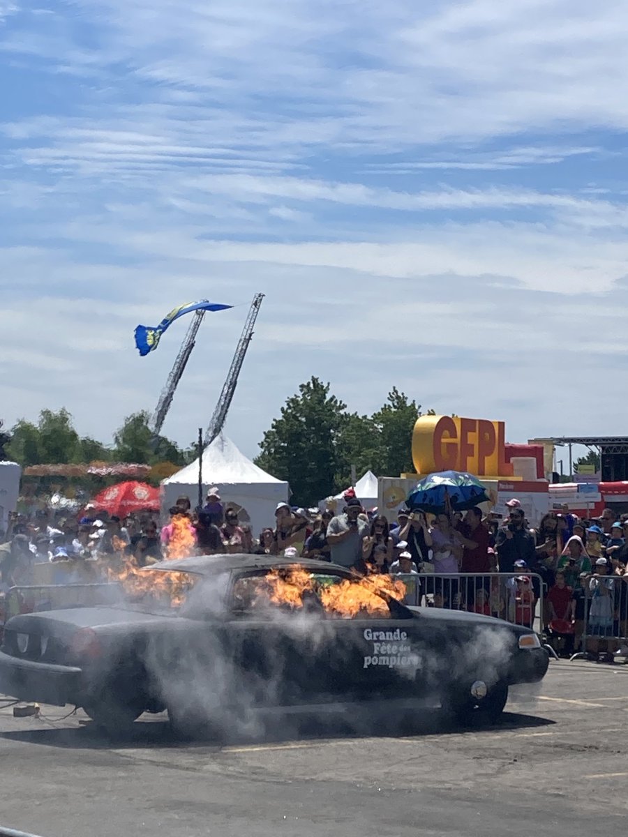 kocologic's tweet photo. #fetedesPompiers #Laval https://t.co/yMgfgGMkNJ