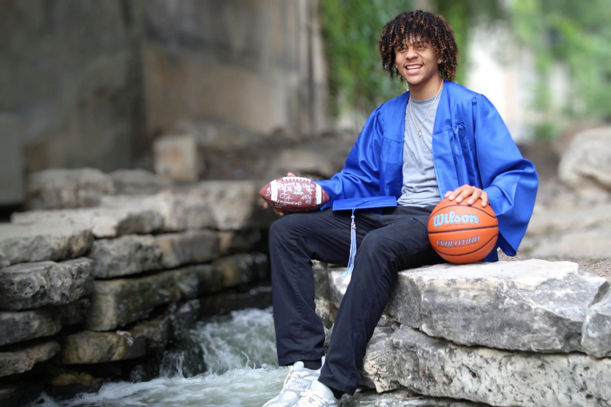 melanieledesma1's tweet photo. 11 days til Graduation!! 👨🏾‍🎓💙🐎
#2024SeniorSunday @Elijahb_32
#JohnJayHS
#UTEP🏈⛏️🤙🏾 https://t.co/eVrGI7YHx9
