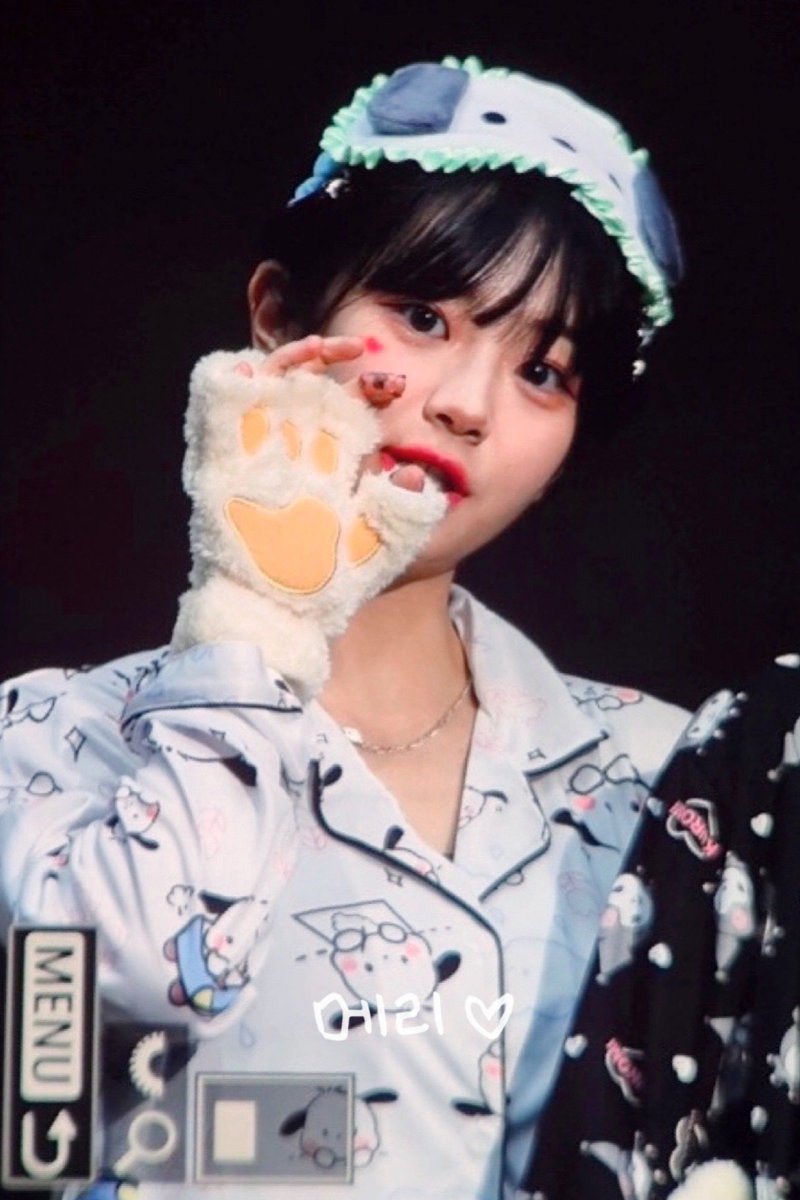 merry981101's tweet photo. 240602🐾
#QWER #쵸단 #Chodan @official_QWER https://t.co/D1i9DRsLpS