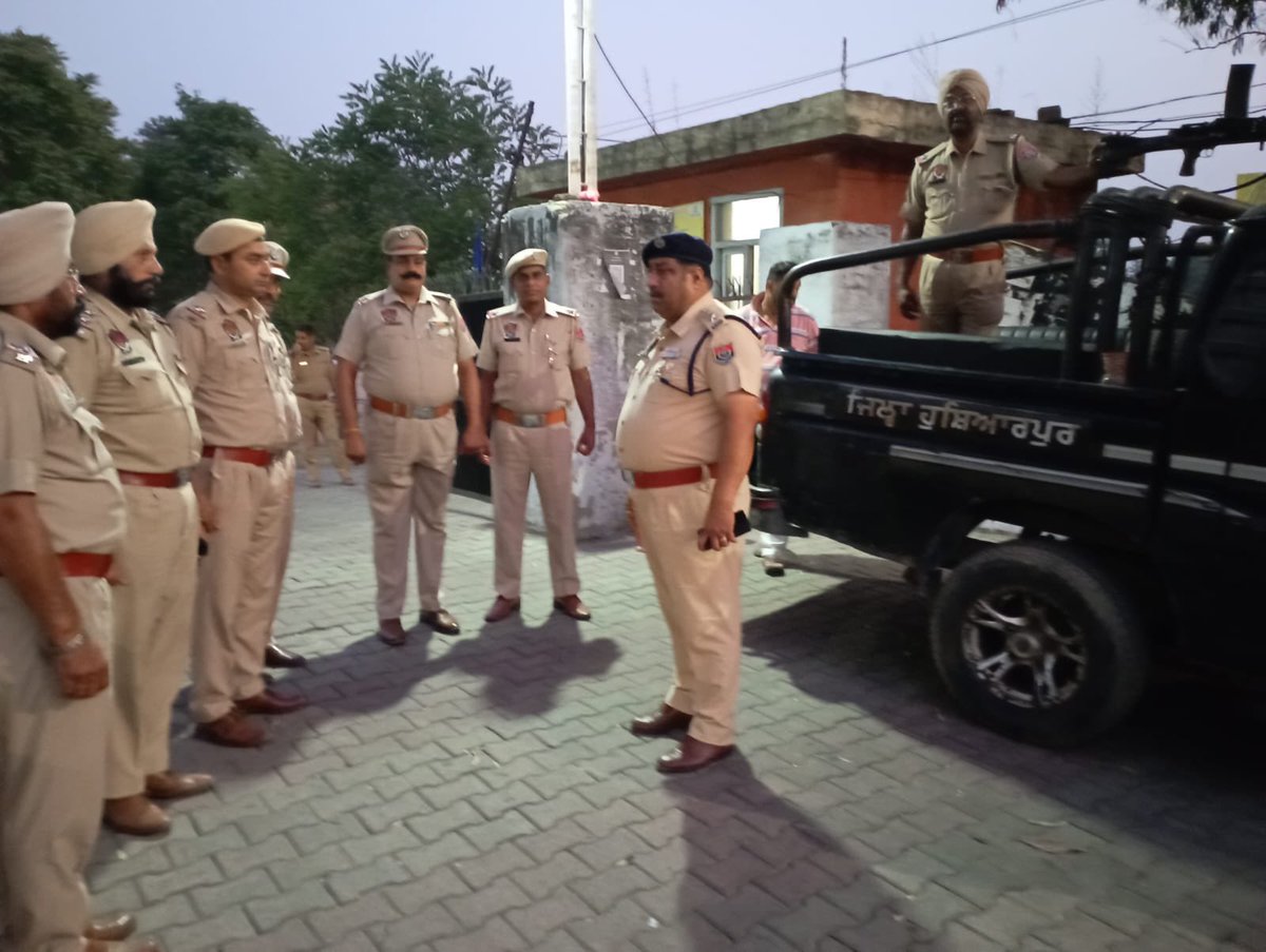 PP_Hoshiarpur's tweet photo. GOs of Hoshiarpur Police checked the security arrangements at EVM strong rooms & the Counting Centre for the Assembly Constituencies of Distt Hoshiarpur. The force deployed at the three tiers was checked & briefed regarding their duties.
#LokSabhaElections2024 #ElectionsSecurity https://t.co/1IqmBnX5nd
