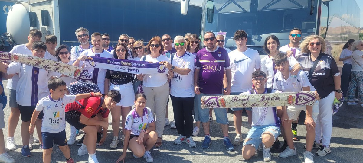 FederacionJaen's tweet photo. De vuelta en Jaén. Lo q hemos vivido hoy no lo olvidaremos en  mucho tiempo. 
🤍💜🐊💪
#SomosGrandes https://t.co/ZrDMK7YJMY