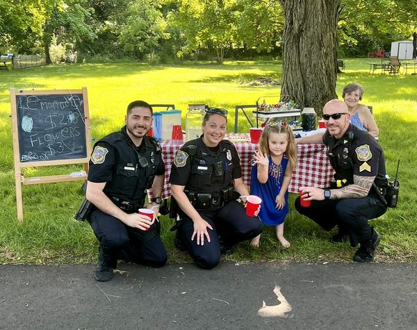 WFSBnews's tweet image. A four year old girl from Cromwell asked her mom for help setting up a lemonade stand to raise money for the family of fallen state trooper Aaron Pelletier. 

STORY: wfsb.com/2024/06/02/4-y…