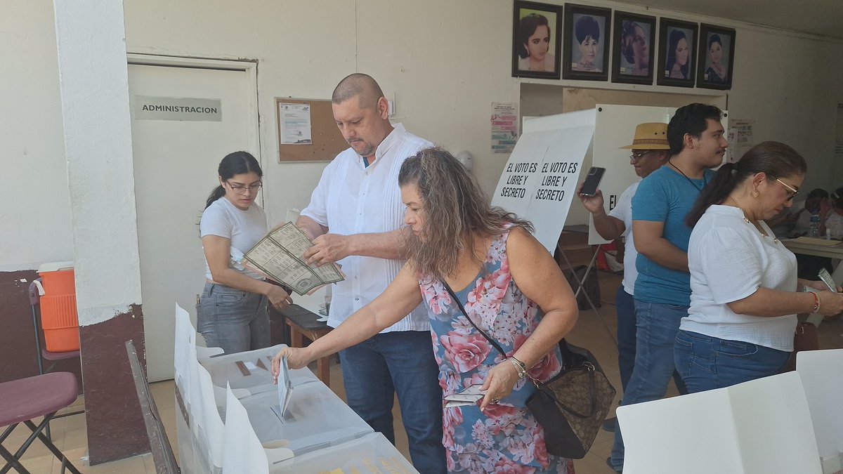 DiarioPresente's tweet photo. #Macuspana En estos momento el Lic. Gaspar Díaz Falcón candidato a la presidencia municipal de Macuspana por Morena #emite su
#voto en la casilla de la sección 0875 del DIF municipal de Macuspana.
Luis Contreras. https://t.co/2JTURIvJZG