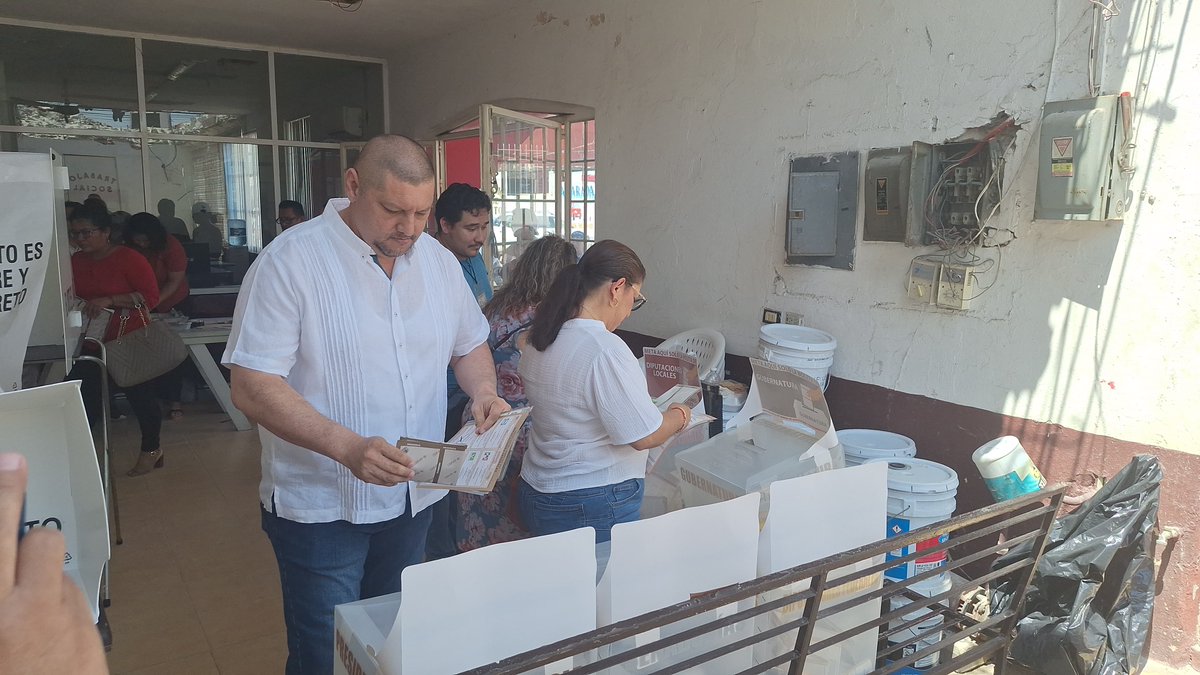 DiarioPresente's tweet photo. #Macuspana En estos momento el Lic. Gaspar Díaz Falcón candidato a la presidencia municipal de Macuspana por Morena #emite su
#voto en la casilla de la sección 0875 del DIF municipal de Macuspana.
Luis Contreras. https://t.co/2JTURIvJZG