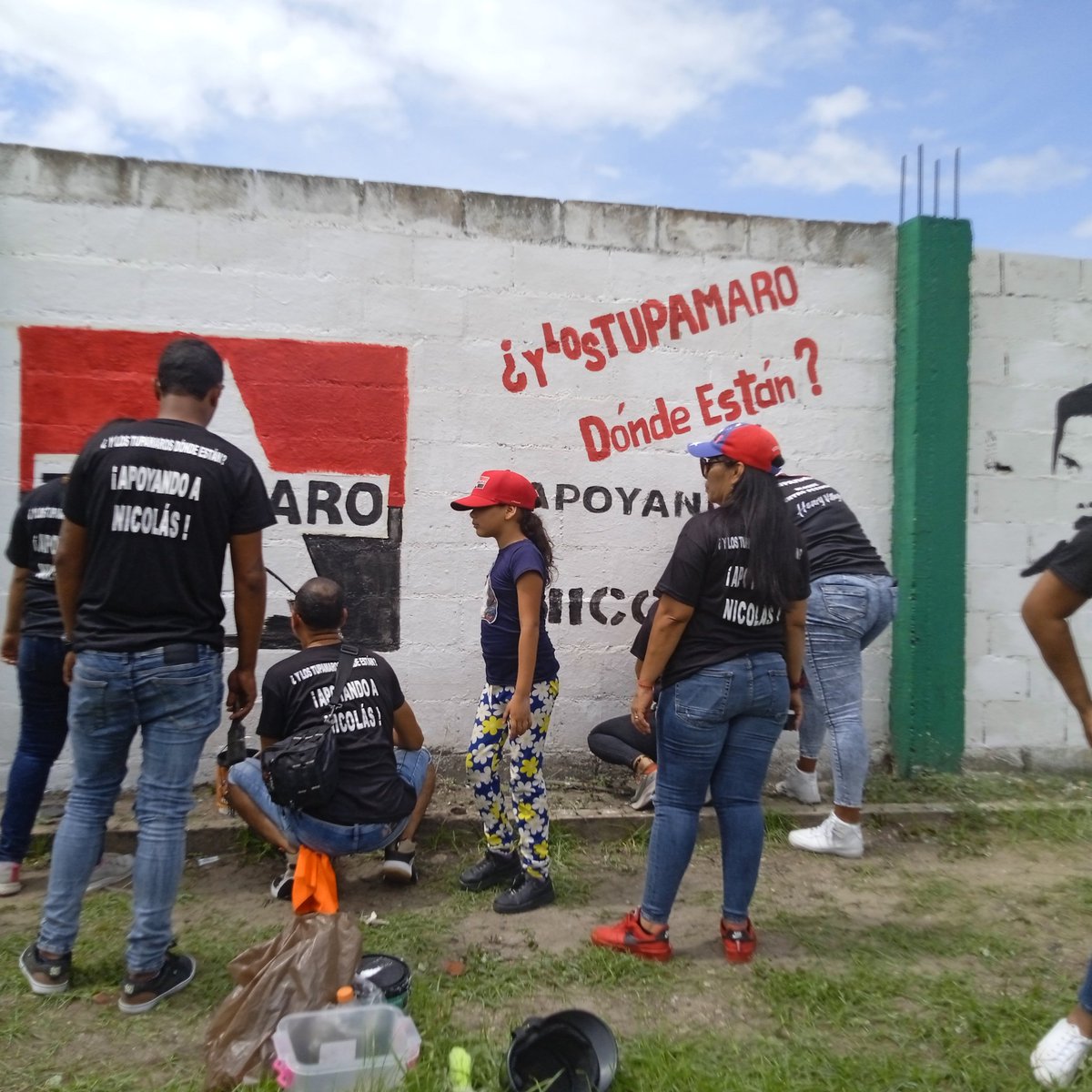 JairoSantos_MRT's tweet photo. Nuestra militancia del estado @CaraboboMrt_2 municipio San Joaquin estan #PintandoVictoria  junto al Responsable nacional de Propaganda y Comunicación @Maldonado_tupa  
Y los Tupamaro dónde están?
Apoyando a Nicolás https://t.co/UeFjKBkShH