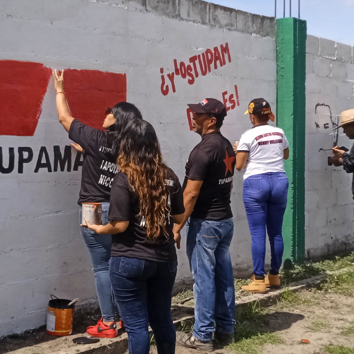 Nuestra militancia del estado <a href="/CaraboboMrt_2/">Oficial Carabobo Mrt</a> municipio San Joaquin estan #PintandoVictoria  junto al Responsable nacional de Propaganda y Comunicación <a href="/Maldonado_tupa/">Jesús Maldonado</a>  
Y los Tupamaro dónde están?
Apoyando a Nicolás
