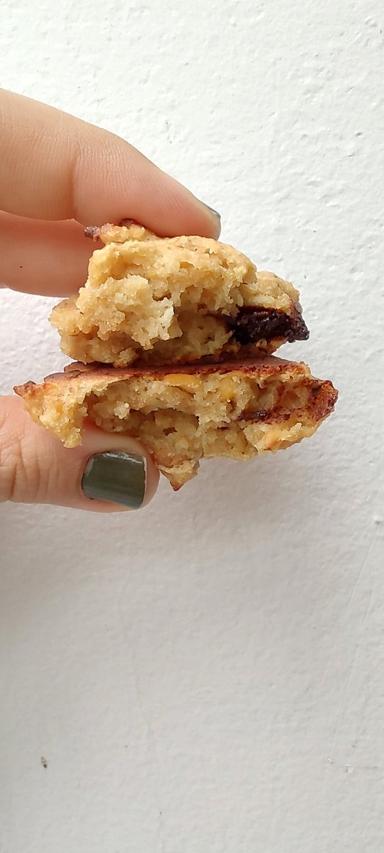 MariaBelenokk's tweet photo. #RecetaExpress para matar los pensamientos panaderos de hoy.
.
1 lata de garbanzos o su equivalente en garbanzos ya cocidos
1 huevo
1 cucharada de miel o 1/4 taza de azúcar 
1/2 taza de harina de arroz
1 cdita. de polvo de hornear 
2 barritas de chocolate picado https://t.co/4kX8hZK8A3