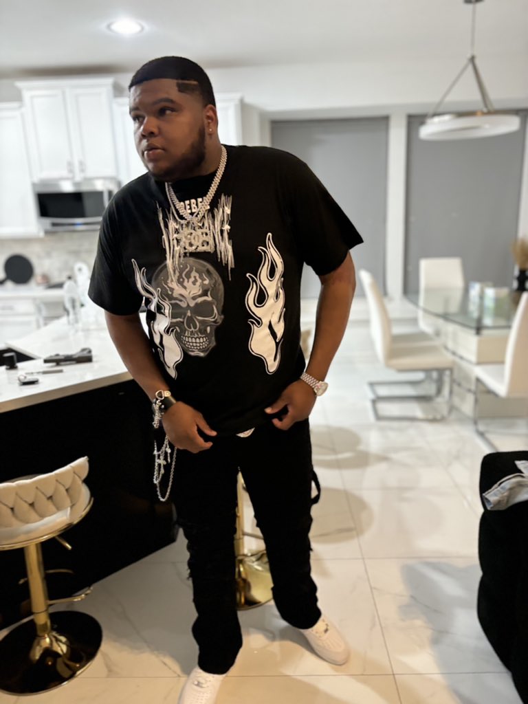 KeeBlazzin's tweet photo. A bx can’t tell me shit 😎⭐️ How you living luv 💤 https://t.co/NXF0Ns3DTJ
