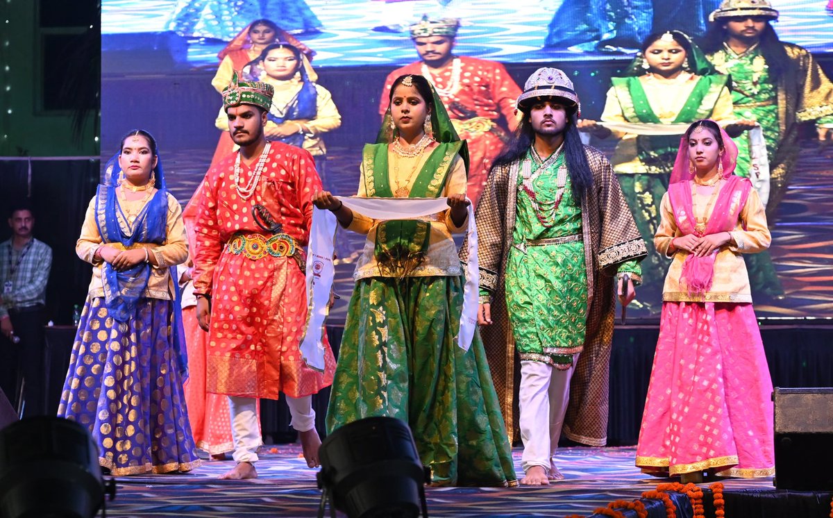 आज बक्शी का तालाब, लखनऊ में विधान परिषद सदस्य श्री पवन सिंह चौहान जी के कुशल प्रबंधन में संचालित संस्था एस आर ग्रुप ऑफ़ इंस्टिट्यूशन में आयोजित पुरा छात्र सम्मेलन 'संगम 2024" एवं फेयरवेल पार्टी 'समन्वय 2024' को संबोधित किया। 

इस अवसर पर मेरे साथ विधान परिषद के सभापति श्री कुंवर