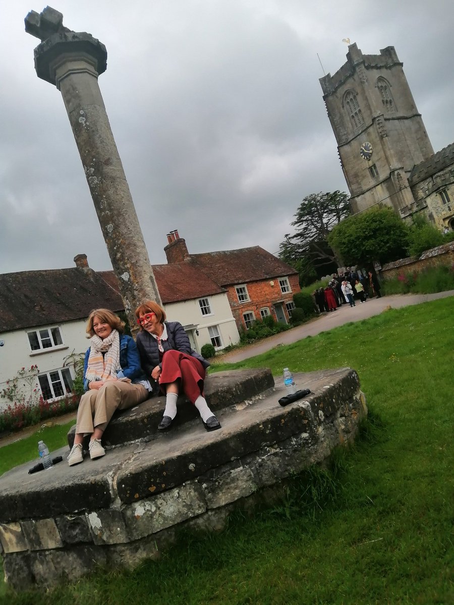 LisaPerfidious's tweet photo. Splendid day at #devilsend yesterday.

John Levene an absolute gent, @jfmouthonlegs and Sarah Sutton great double act, all the guests so welcoming, such a relaxed environment.

And, perfect weather for Sarah Jane cosplay! https://t.co/qPngThdIOv