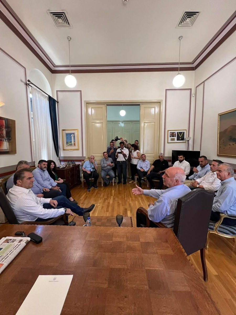 v_meimarakis's tweet photo. Στο Ιστορικό Δημαρχείο Καλαμάτας συναντήθηκα με τον Δήμαρχο Θ.Βασιλόπουλο,μέλη τουΔΣ,στελέχη της ΝΔ &amp;φίλους.Συζητήσαμε για τα ζητήματα της Μεσσηνίας,τον ρόλο της τοπικής αυτοδιοίκησης στις πολιτικές της ΕΕ.Παρόντες οι βουλευτές @chrysomallism,Γιάννης Λαμπρόπουλος @periklismantas https://t.co/V0cSUH6v9X