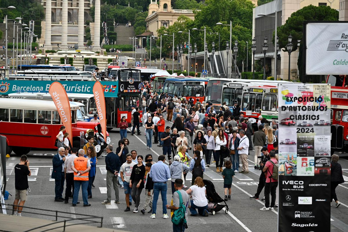 TMB_Barcelona's tweet photo. 🚍 Més de 🔟.0⃣0⃣0⃣ persones han visitat aquest cap de setmana l'Exposició d'Autobusos Clàssics #Barcelona.
📸💎 30 vehicles històrics s'han exhibit a l'av. Maria Cristina i avui molts d'ells han engegat motors i han fet un petit i emotiu recorregut pel Paral·lel🏁.
🔙 Més de 💯 anys d'història dels nostres transports públics reunits en un esdeveniment únic. #busclassicbcn