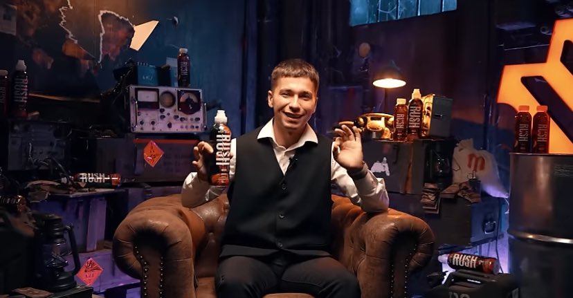 zbytszczera's tweet photo. ja kupująca yt premium by nie mieć reklam 
tymczasem FRIZ
 #mafiairl #friz #ekipa https://t.co/FMMSaP5Xip