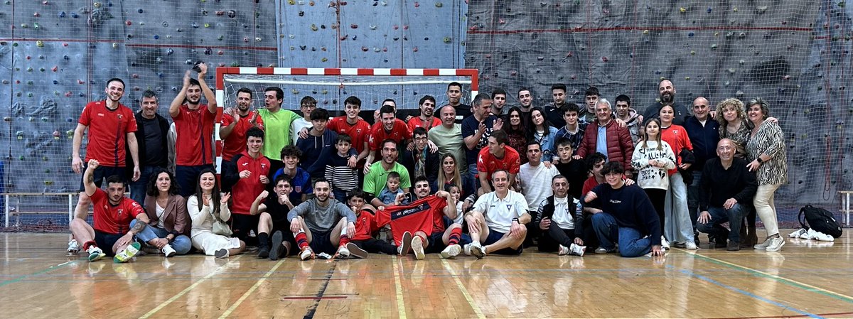 AurreraFutsal's tweet photo. ♥️💙Lo hemos conseguido ♥️💙

Nuestro equipo ha logrado el ascenso a segunda división B. 
Gracias a los jugadores, cuerpo técnico y al apoyo de nuestra afición. 
¡Sigamos luchando juntos!
#aupaAurrera #somosdelaB https://t.co/QQXJbfYZ8Z