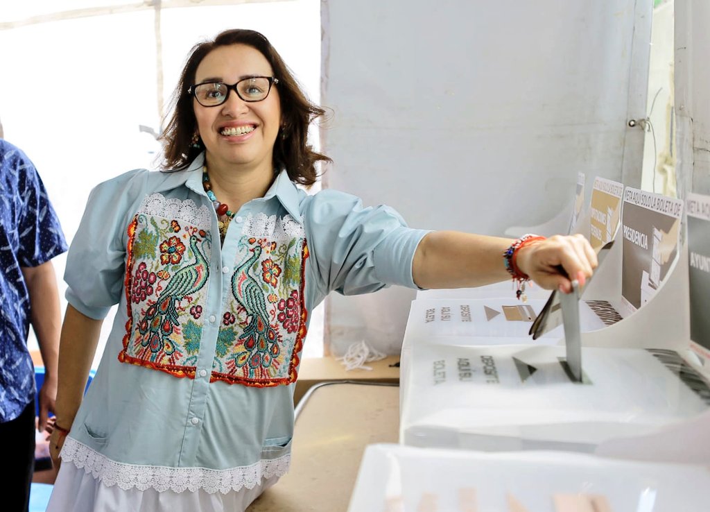 azucenacisneros's tweet photo. ✅ Muy contenta de haber ejercido mi derecho al voto. Estoy segura que será una jornada pacífica e histórica. Los invito a salir a votar en libertad. Hoy nuestra democracia saldrá más fortalecida. ¡Excelente día #Ecatepec! #Vota #Elecciones2024MX https://t.co/1jdGGOTjb0